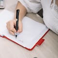 Qué dice la psicología de las personas que toman nota a mano durante una reunión