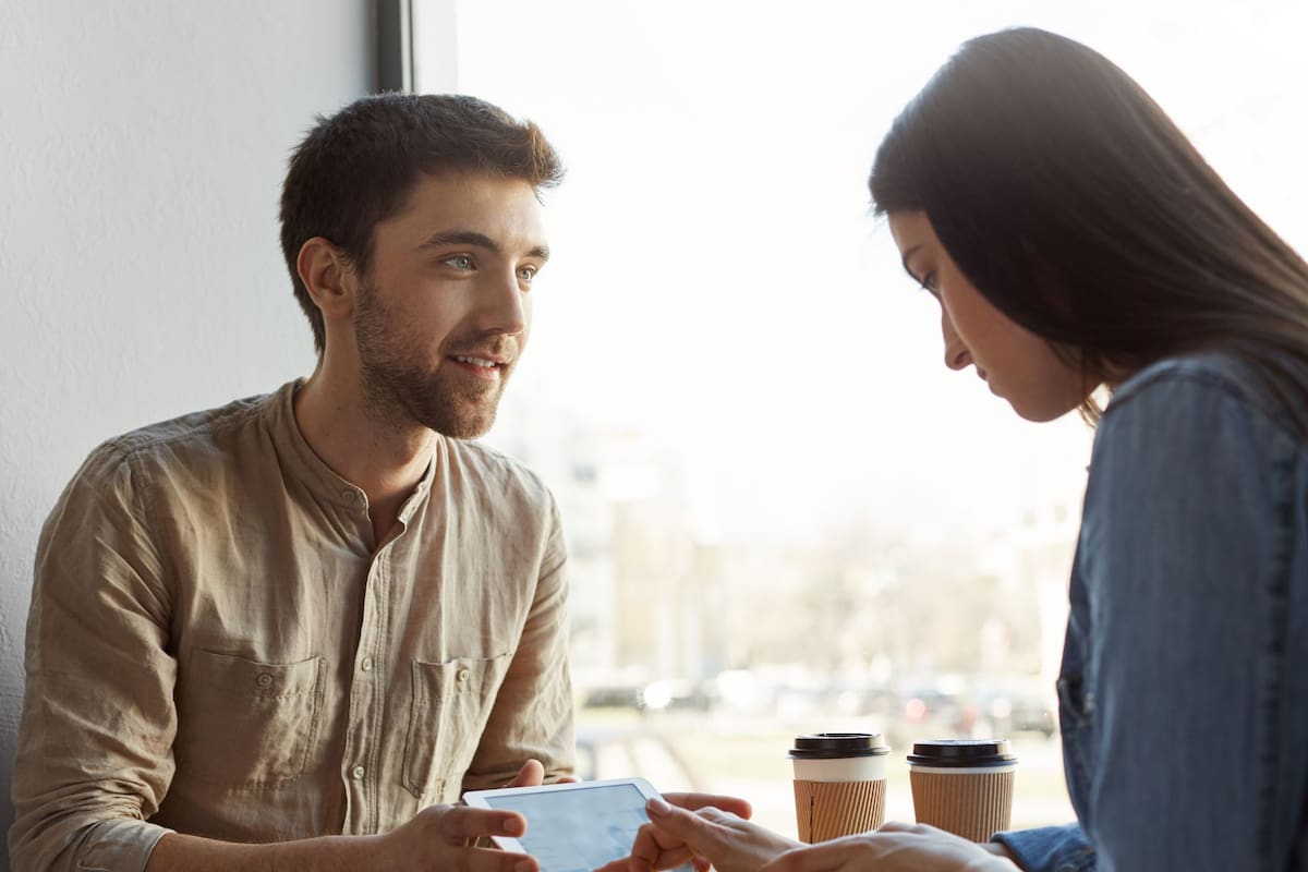 Qué dice la psicología de las personas que desvían la mirada al hablar y no por timidez