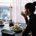 Qué dice la psicología de las personas que prefieren comer solas