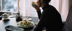 Qué dice la psicología de las personas que prefieren comer solas