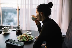 Qué dice la psicología de las personas que prefieren comer solas