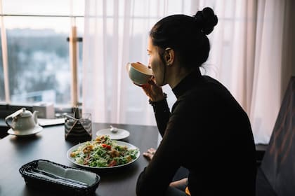 Ajustar la hora de la comida antes de viajar puede ayudar a aliviar los síntomas del jet lag
