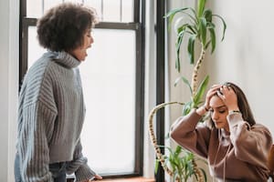 Qué dice la psicología de las personas que hablan con un tono de voz alta