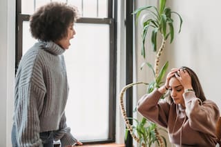 Qué dice la psicología de las personas que hablan con un tono de voz alta