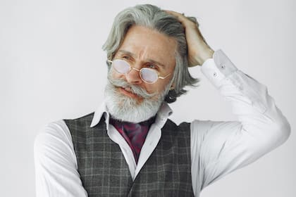 Qué dice la psicología de las personas que se dejan las canas