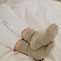 Qué revela el hábito de dormir con medias sobre tu personalidad