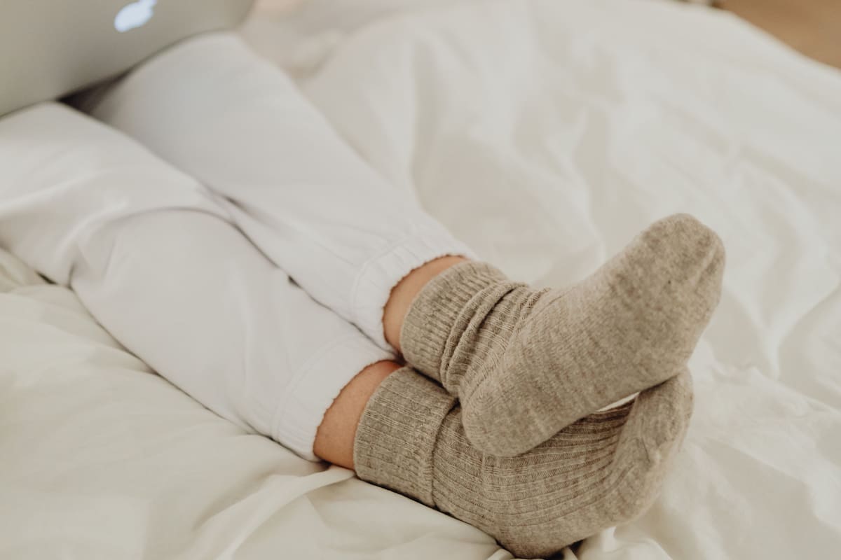 Qué dice la psicología sobre las personas que duermen con medias