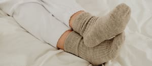 Qué revela el hábito de dormir con medias sobre tu personalidad