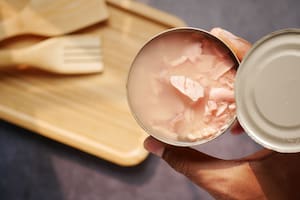 Qué diferencia hay entre una lata de atún en agua y una de atún en aceite