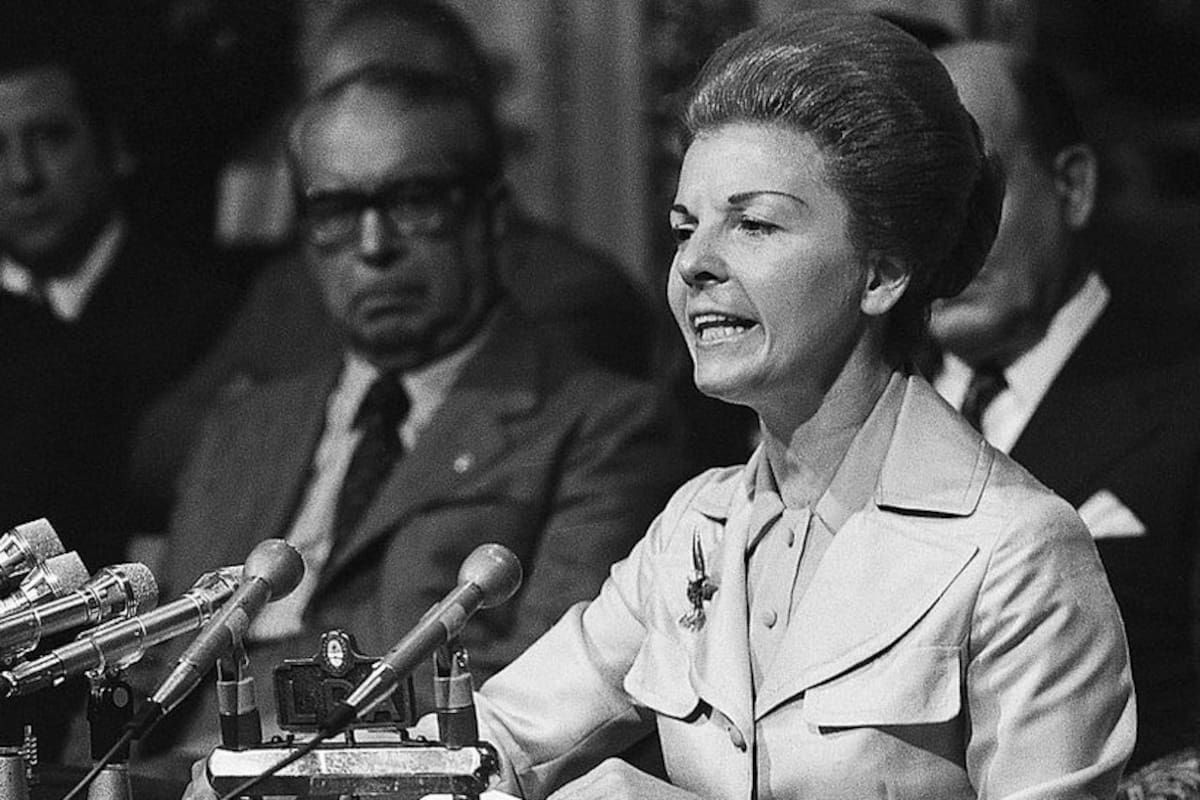 "Que Dios me ilumine y me fortifique para cumplir con lo que Dios y Perón me otorgaron como misión", dijo Isabel Perón en un comunicado al país tras la muerte de Perón en 1974, cuando asumió la presidencia