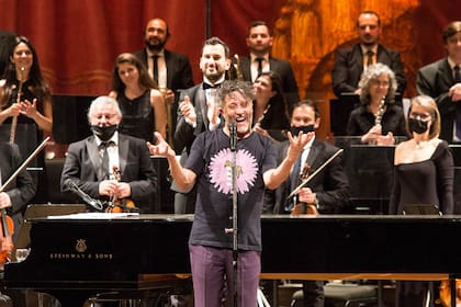“Qué emoción, estamos todos en shock. Él está muy feliz, acabo de venir de tocar con él en el CCK y todos estaban felices y llorando de emoción, qué hermosura”, dijo Páez en el Teatro Colón