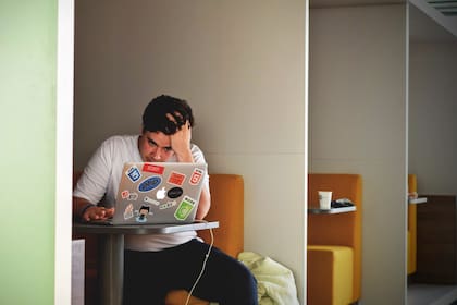 Qué es el “tecnoestrés” y qué hacer para mitigar sus consecuencias para la salud