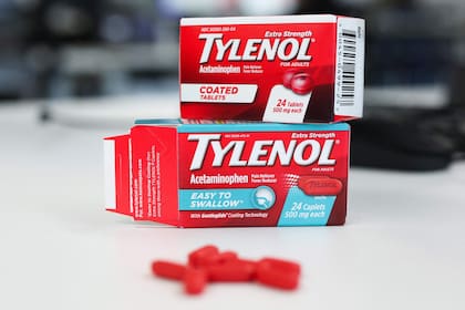 Qué es el Tylenol, el medicamento al que vinculan con mayor riesgo de autismo (Photo by VALERIE MACON / AFP)