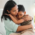 El estudio que revela cómo la sobreprotección parental daña la salud mental de los más jóvenes