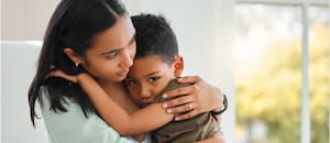El estudio que revela cómo la sobreprotección parental daña la salud mental de los más jóvenes