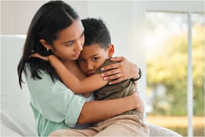 El estudio que revela cómo la sobreprotección parental daña la salud mental de los más jóvenes