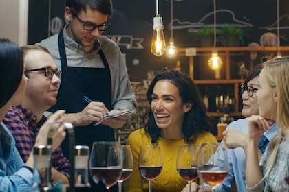 Ayudar a recoger la mesa a los mozos después de comer es una señal de humildad, según Enrico Galiano