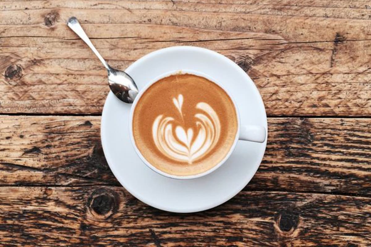 ¿Qué es más saludable, el café descafeinado o los lattes de maca, cúrcuma y otros superalimentos que se han puesto de moda?