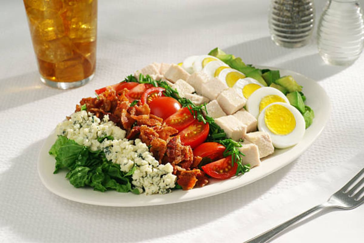 Qué es y cómo se hace la ensalada Cobb