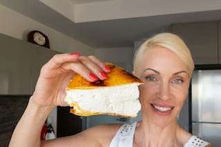 Qué es y cómo se hace la tortilla japonesa que mantiene radiante a Ingrid Grudke