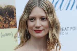 Qué fue de Mia Wasikowska, la elegida por Tim Burton que decidió retirarse de Hollywood