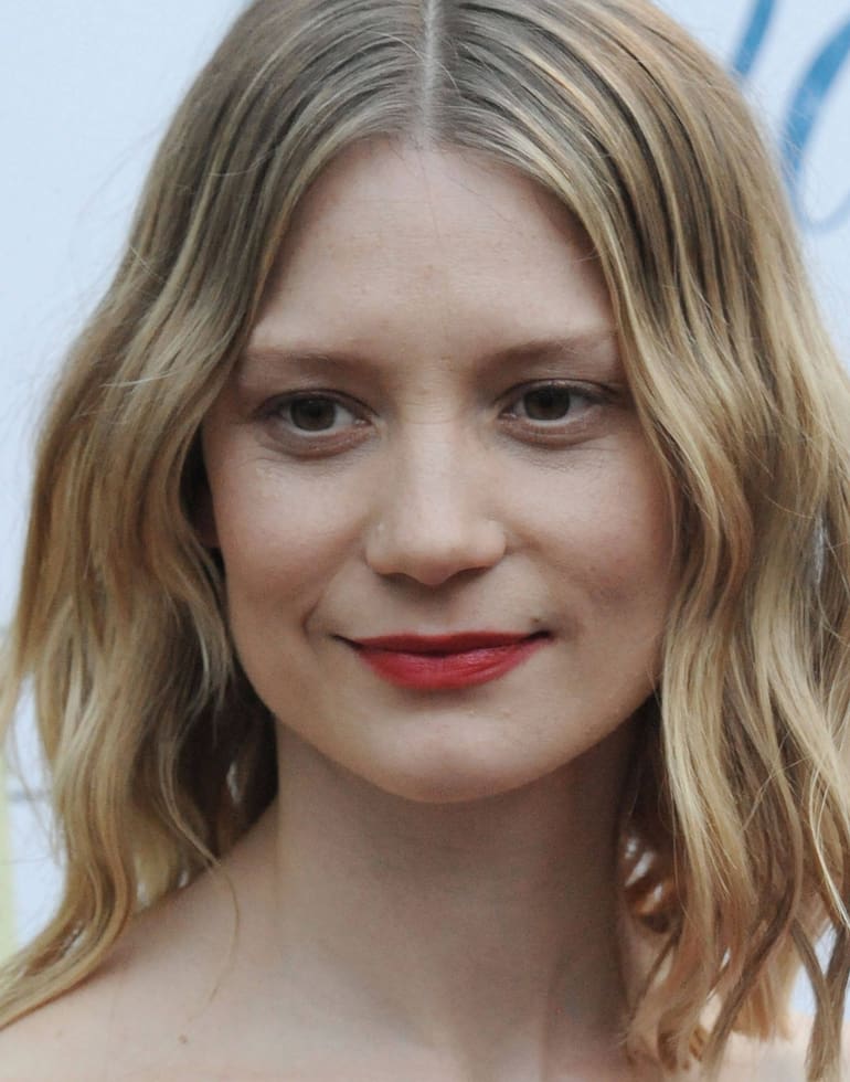Qué fue de Mia Wasikowska, la elegida por Tim Burton que huyó de Hollywood tras un sonado fracaso