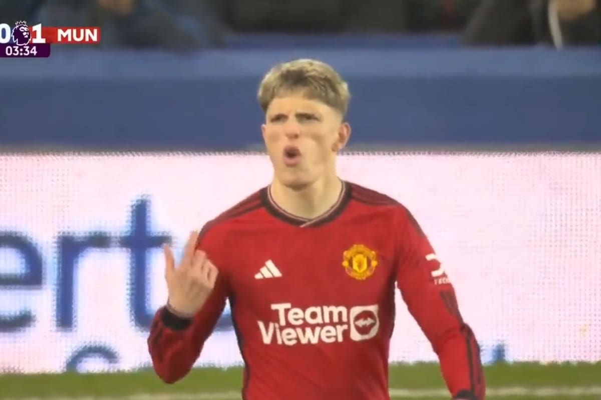 "Qué gol hice", es lo que expresa Alejandro Garnacho con su festejo tras convertir un gran tanto de chilena para Mancehster United