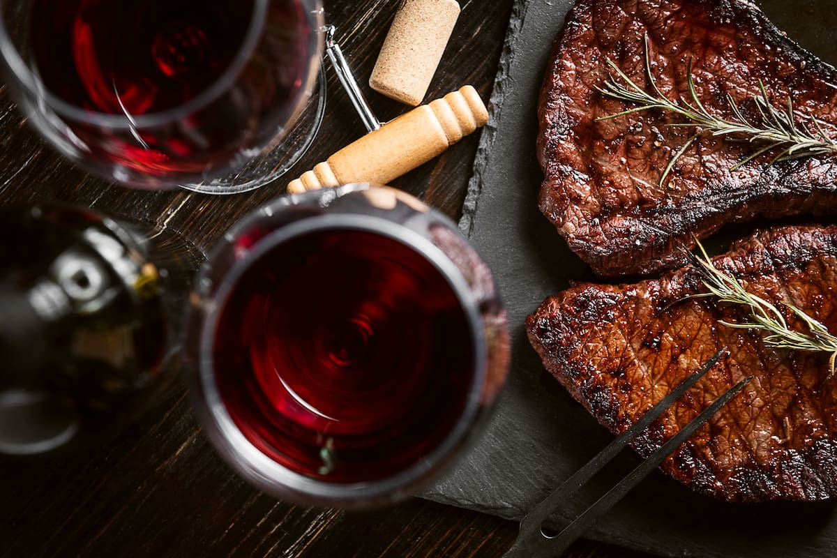Qué hay de cierto en eso de que para cocinar hay que usar un vino de la misma calidad del que te tomarías