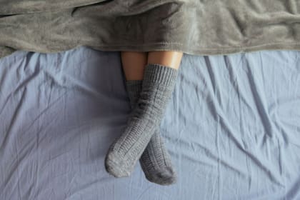 Qué indica sobre tu personalidad dormir con medias, según la psicología