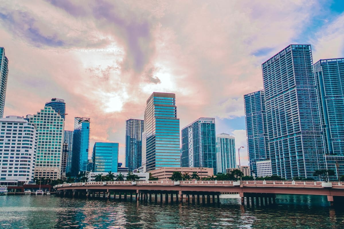 Qué ingresos se precisan para ser de clase media en Florida