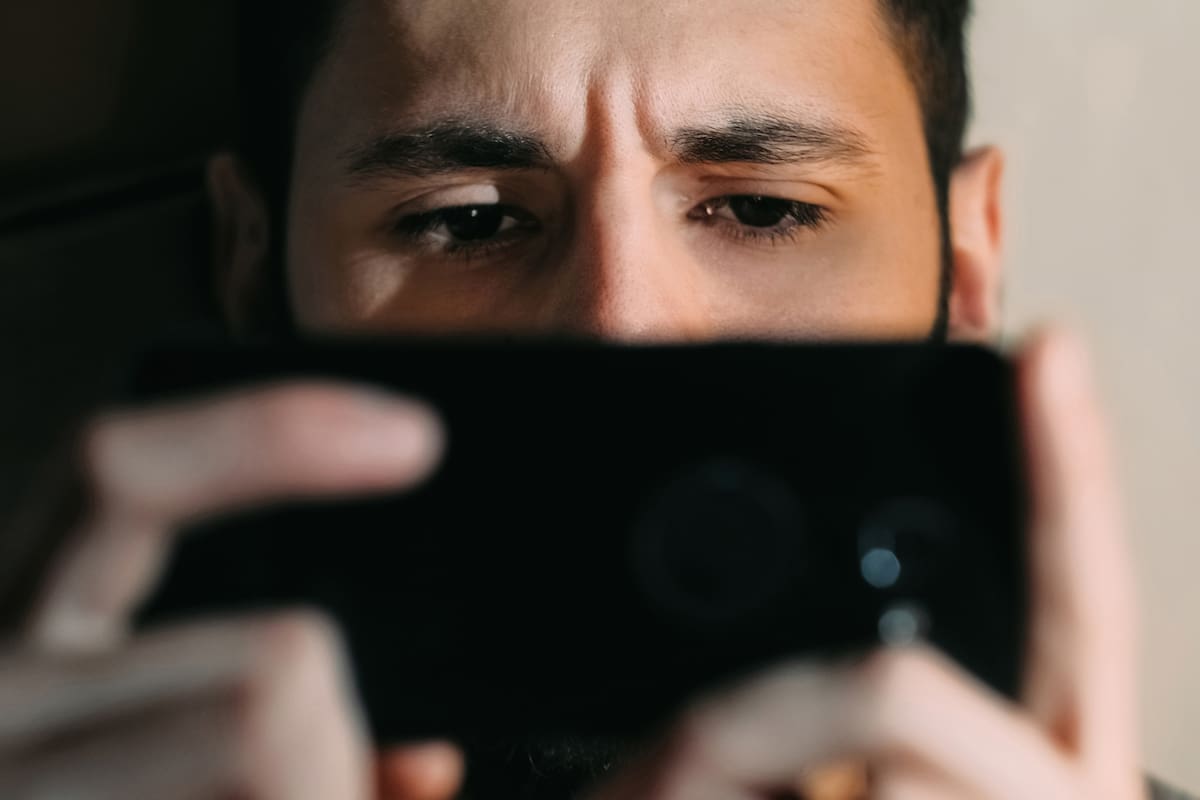 ¿Qué le pasa a nuestro cerebro cuando vemos videos a velocidades más rápidas de lo normal?
