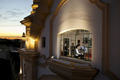 Qué lugar más tanguero que el sur: entre Pompeya y Valentín Alsina se forman jóvenes y adultos con el fuelle como protagonista