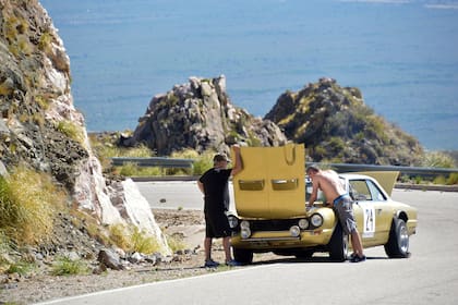 Que no sea una carrera no implica que no haya dificultades severas, como la que aqueja a este Torino 380 de 1968, de Daniel Gallo y Marcelo Sena, que se quedó sin alimentación de la bomba de nafta en la pronunciada trepada hacia Nogolí.