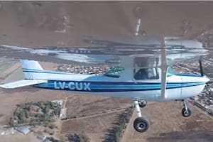 Qué ocurrió con el instructor que cayó de un avión, según la alumna que iba con él