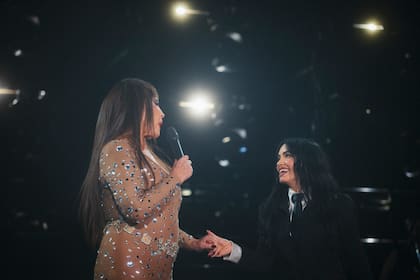 “Qué orgullo estar en esta institución tan gloriosa, tan reventada de gente. ¡Qué maravilla! Un aplauso para esta gladiadora del pop. Por primera vez en la vida me cuelgo de alguien“, expresó Moria Casán desde el escenario de Vélez en mayo del año pasado