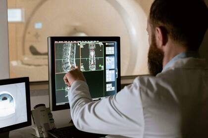 ¿Qué pasa si los algoritmos de IA para uso médico se entrenan con datos de poblaciones muy distintas a la argentina y reproducen sesgos o maneras de pensar de quienes los diseñan? Expertos locales alertan sobre el riesgo y plantean estrategias para minimizarlo