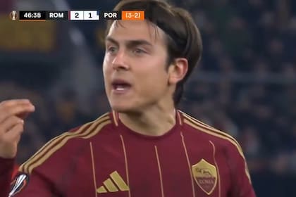 "Qué pedís amarilla?, bobo!! les hace el gesto Dybala a los futbolistas de Porto, en el partido de Roma por la Europa League