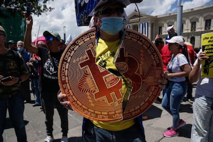 ¿Qué queda de la "bitcoinización" de El Salvador cinco años después?