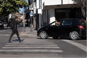 Qué dice la psicología sobre las personas que saludan al conductor que les cede el paso