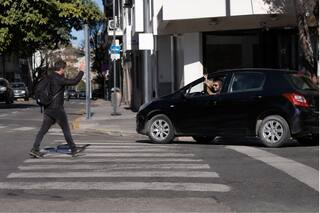 Qué dice la psicología sobre las personas que saludan al conductor que les cede el paso