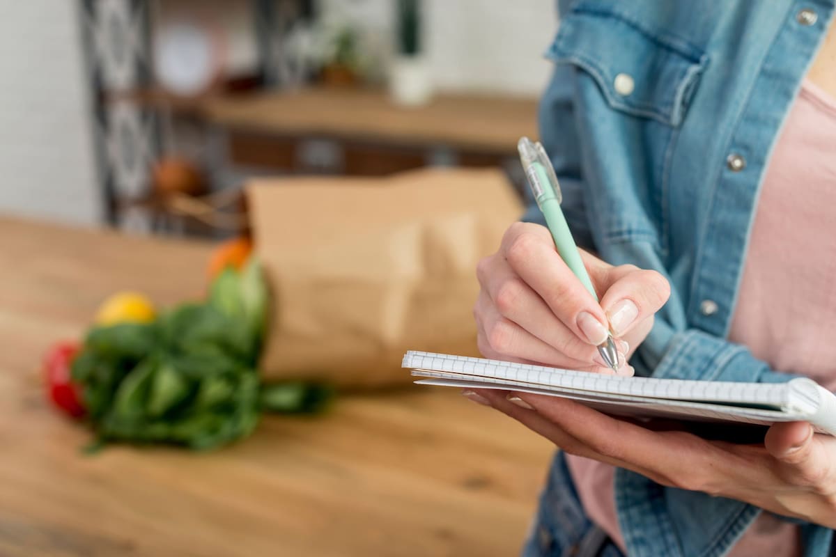 Qué revela la psicología sobre las personas que escriben la lista del supermercado en papel (Foto: Freepik)