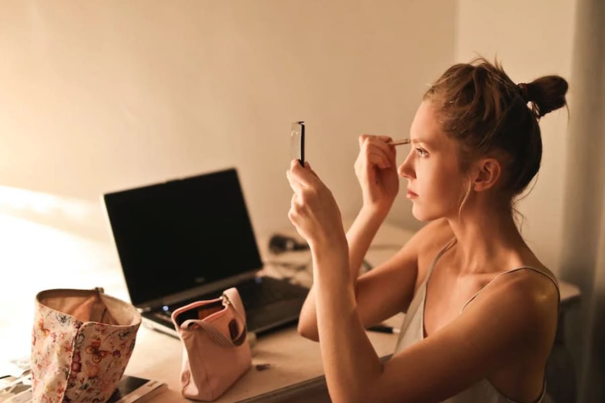 Qué riesgos existen en la salud si no te quitás todo el maquillaje (Foto ilustrativa: PEXELS)