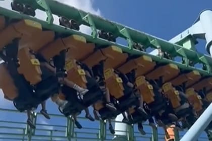 Qué se sabe de la montaña rusa que se rompió en el Parque de la Costa y dejó a las personas colgadas.