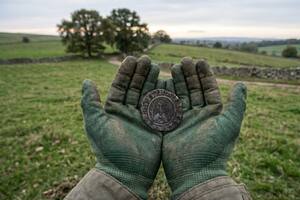 Qué se sabe del hallazgo de una moneda de casi 1200 años de antigüedad