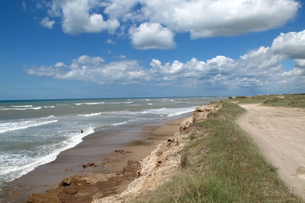 Qué se sabe sobre el cadáver hallado en la playa sin cabeza, sin pies y sin una de sus manos