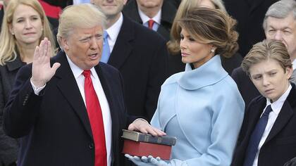 Cuando Donald Trump comenzó su primer mandato, Barron tenía 10 años y estaba estudiando en una escuela de New York, y Melania decidió vivir con él en dicha ciudad, lo cual fue muy cuestionado