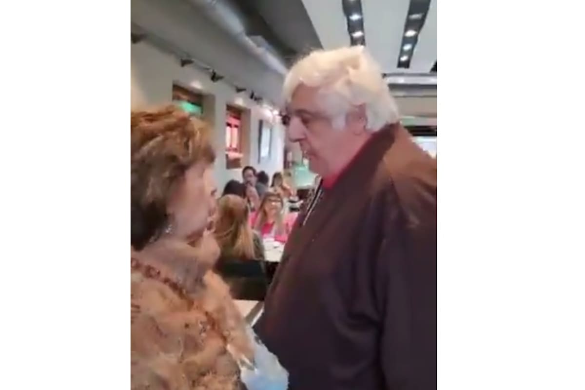 “Que se vaya”, “andate, chorro”, “por vos estamos así” fueron algunos de los gritos que se escucharon en el restaurante