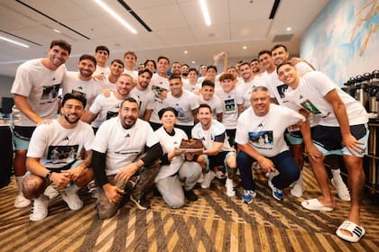 "Que sean siempre felices", el mensaje de la cuenta oficial de la selección argentina para Messi, Iacovone y Farías