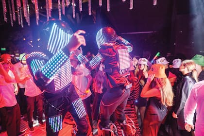 ¡Que siga el baile! El momento del show de bailarines vestidos de robots iluminados con leds.