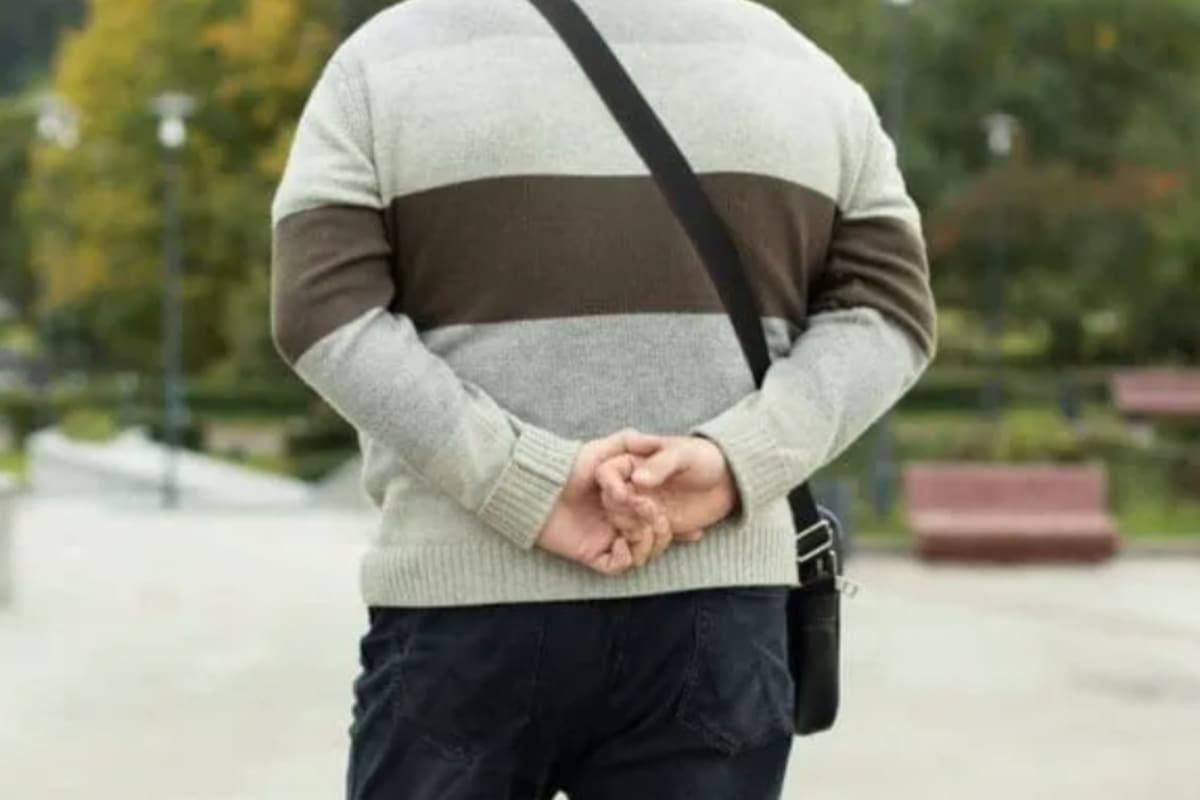 Qué significa caminar con las manos atrás de la espalda, según la psicología